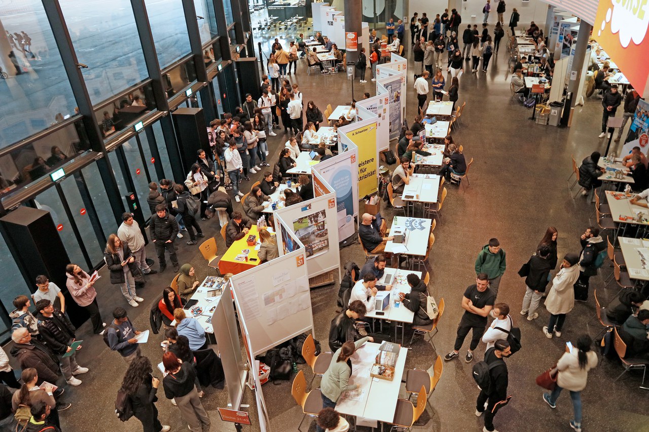 Blick von oben auf die Stände in der Messehalle