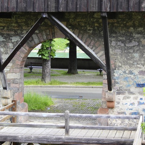 Blick durch die Stadtmauer Letzi Richtung Rhein - Foto von Franz König. Vergrösserte Ansicht