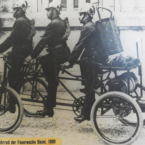 Mannschaftsfahrrad der Feuerwache Basel Anno 1899 Wikimedia commons. Vergrösserte Ansicht