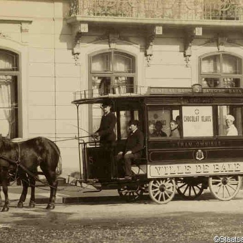 Pferdeomnibus vor dem Centralbahnhof AL 45 2-58-1 Staatsarchiv Basel-Stadt. Vergrösserte Ansicht