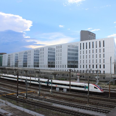 St. Alban - Jacob Burkhardt-Haus am Bahnhof SBB Foto von Franz König. Vergrösserte Ansicht