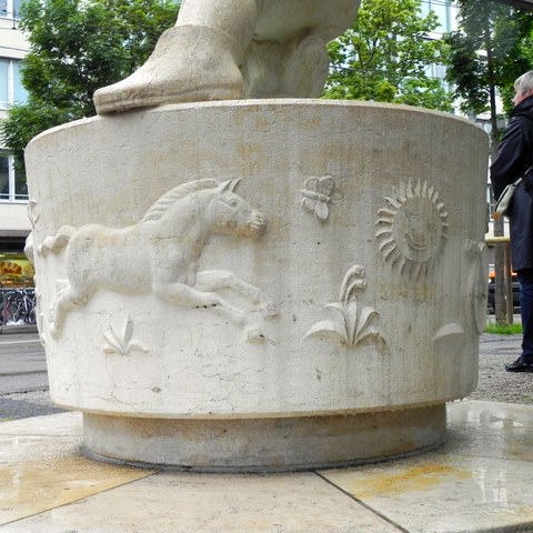 Gundeldingen - Hans im Glück-Brunnen 1 bei der Predigerkirche Foto von Franz König. Vergrösserte Ansicht