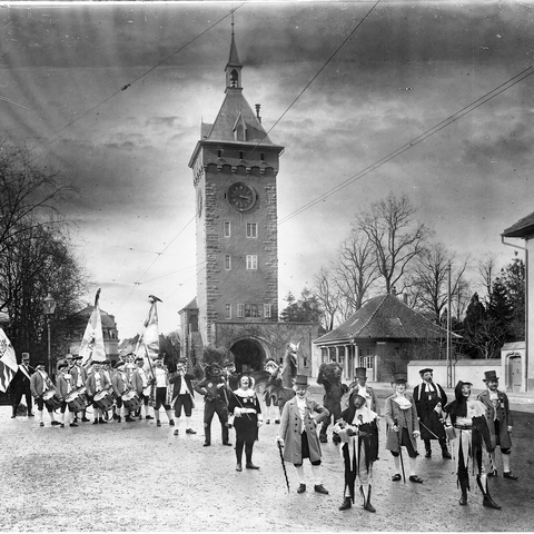 Vogel Gryff Umzug mit Trommlern und Fahnen vor dem St. Johannstor Bild BSL 012 480 aus dem Staatsarchiv Basel-Stadt. Vergrösserte Ansicht