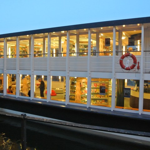 Abendstimmung auf dem Bücherschiff 2017. Vergrösserte Ansicht