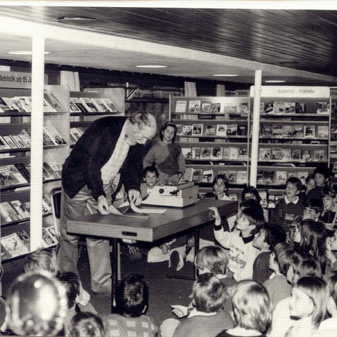 Franz Hohler mit Schreibmaschine auf dem Bücherschiff. Vergrösserte Ansicht